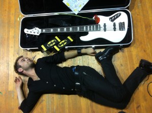 Dominykas guli prie gitaros